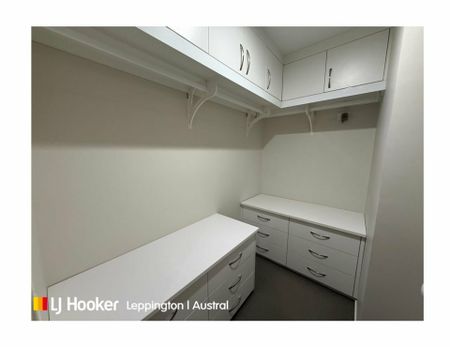 SLEEK & SPACIOUS MODERN HOME - Photo 2