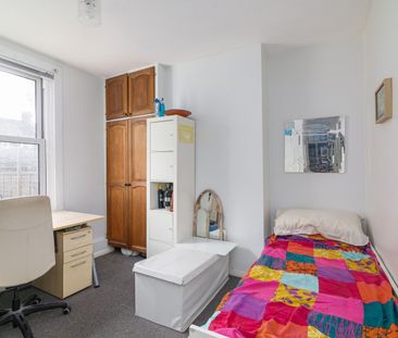2 Bed Flat, Derrick Gardens, SE7 - Photo 6