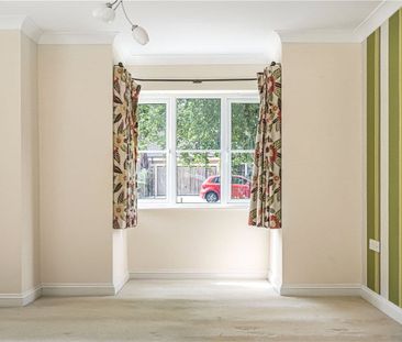 Nestled within a small cul-de-sac of just a handful of homes, this ... - Photo 2