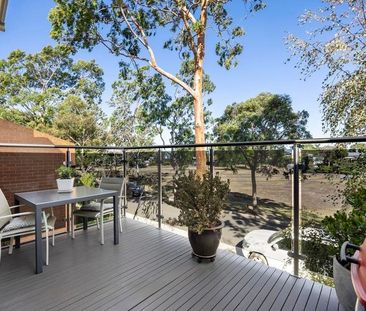 Loads of space and opposite the park! - Photo 2