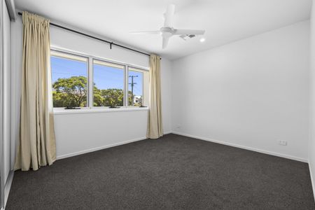 Spacious Family Living in Coorparoo! - Photo 3
