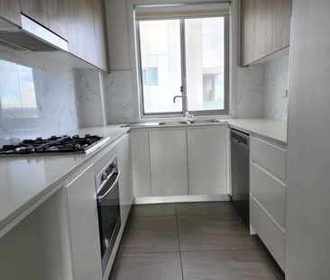 TERRIFIC 2 BEDROOM 2 BATHROOM APARTMENT - Photo 4