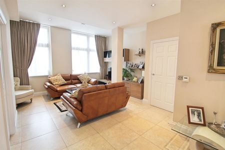 2 bed flat to rent in Royal Connaught Drive, Bushey, WD23 - Photo 5