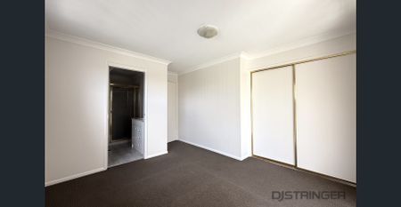 SPACIOUS TOWNHOUSE - Photo 4