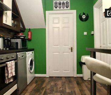 Room for rent in a 3-bedroom house in Oldbawn, Dublin - Photo 3