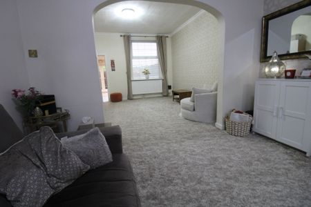 4 bed mid-terraced house to rent in Oldham Road, Ashton-Under-Lyne, OL7 - Photo 3