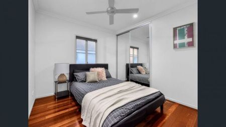 Three Bedroom Home with Swimming Pool! - Photo 3