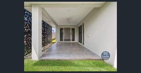 Stylish & Large 5 Bedroom Home in Central Smithfield - Photo 2