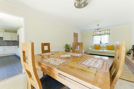 To Let 3 Bed House - Detached - Photo 5