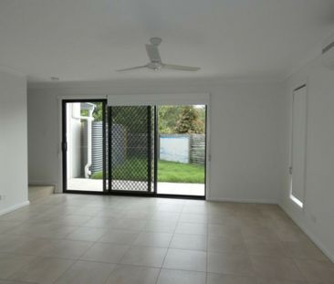 Tidy townhouse living! - Photo 1