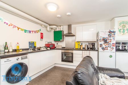 References Pending - 3 bed Apartment - Photo 5