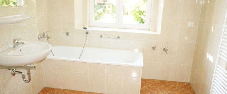 TOP Lage /Laminat und Bad mit Fenster / an der Humboldthöhe ! - Photo 1