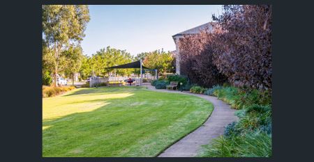 Spacious 4 Bedrooms, low-maintenance, modern living in great quiet location - Photo 2