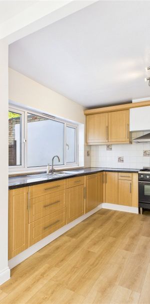 Lawn Close, Slough Lawn Close, Slough - Photo 2