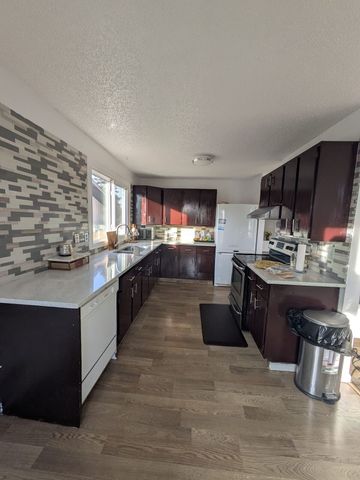 46 Castleridge Drive Northeast, Calgary - Photo 2