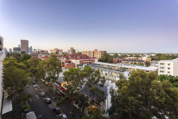 Modern 2 Bedroom Furnished Apartment with Stunning City Views - Photo 1