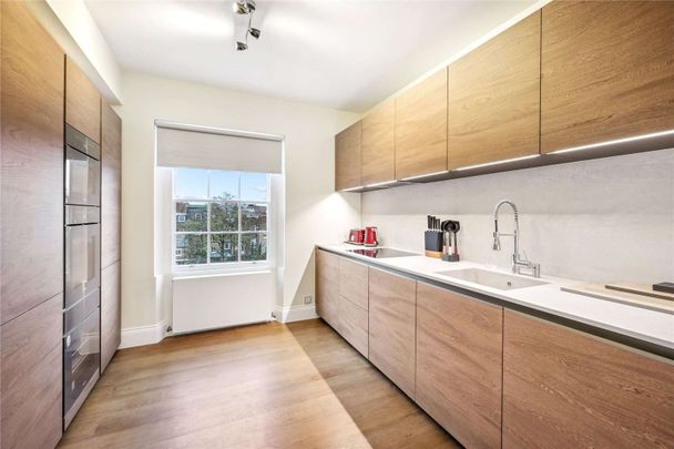 Beautifully presented throughout, this third floor flat in a period conversion is found on one of South Kensington's premier garden squares. - Photo 1