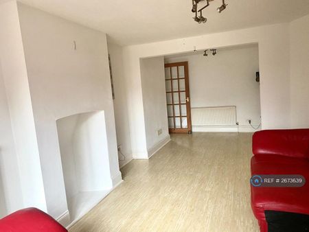 4 bedroom semi-detached house to rent - Photo 4