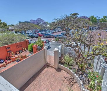 TWO BEDROOM TOWNHOUSE IN FANTASTIC LOCATION! - Photo 1