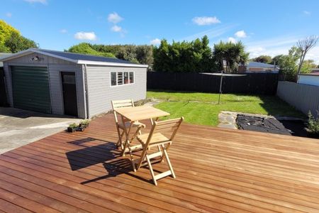 Warm and tidy 3 bedroom home in a great location! - Photo 2