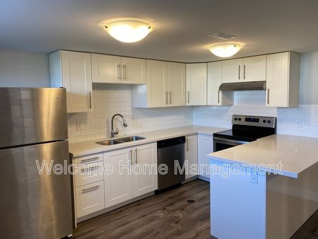 $1,695 / 2 br / 1 ba / Bright & Spacious Lower Unit in Hamilton! - Photo 2