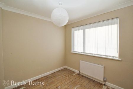 4 bedroom semi-detached house to rent - Photo 3