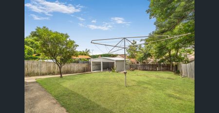 Spacious 5-Bedroom Home - Photo 3