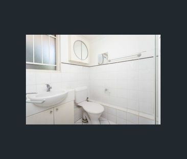 Stylish modern unit - Photo 2