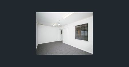 Neat family home with large yard & close proximity to schools. - Photo 3