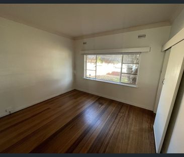 FOUR BEDROOM GROUND FLOOR OLDER STYLE APARTMENT - Photo 6