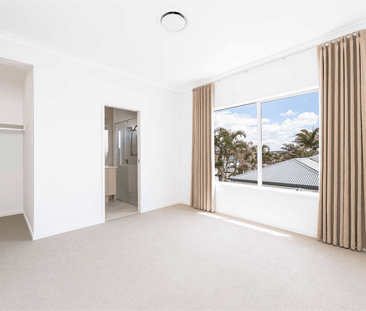 Brand New 5-Bedroom Luxury Home with 5.5 Bathrooms in Carindale | L... - Photo 5