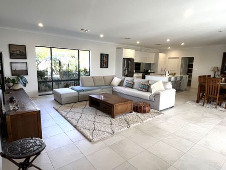 Lovely Modern Family Home - Photo 2