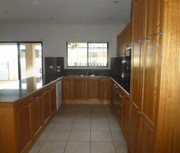 Large 2 bedroom house in East Bairnsdale - Photo 6