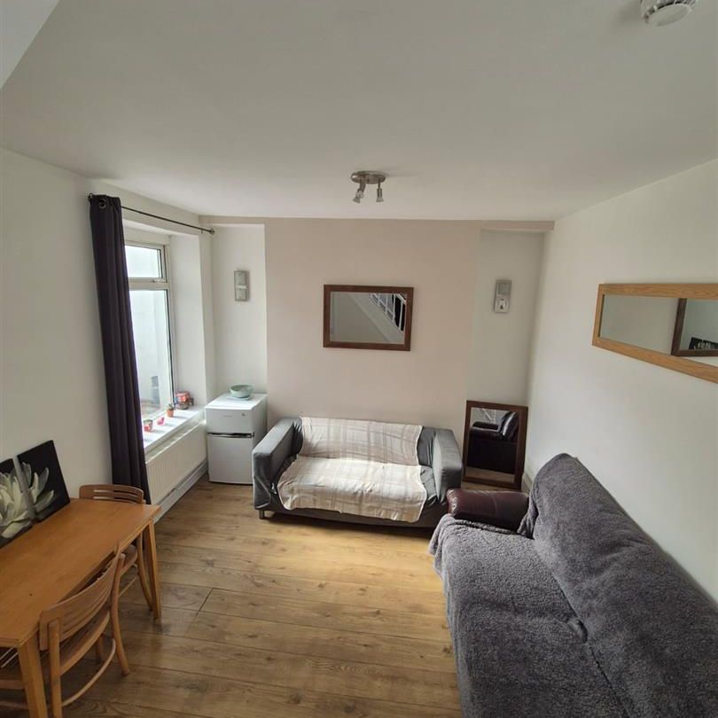 Room For Rent Queen Street, Pontypridd - Photo 1