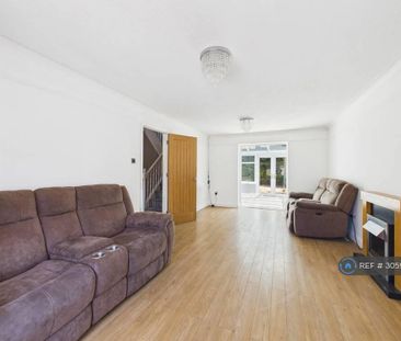 4 bedroom detached house to rent - Photo 2