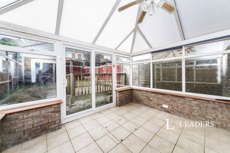 3 bedroom mid-terrace to rent Salters Way - LU6 1UG - Photo 4