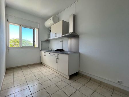 Location Appartement 3 pièces 74m² ST DENIS 97400 - Photo 4
