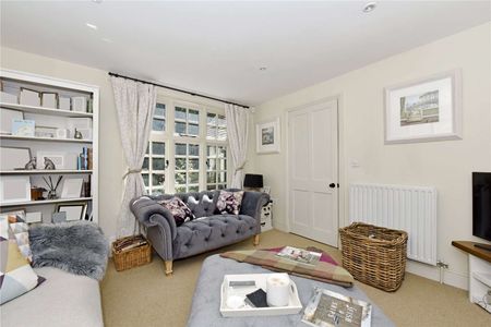 Character cottage offering excellent living space in a charming setting - Photo 5