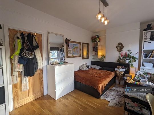 1 bedroom in a flat share to rent - Photo 1