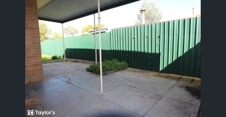 SPACIOUS FAMILY HOME WITH MULTIPLE LIVING AREAS & GREAT OUTDOOR SPACE - Photo 4