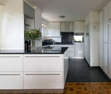 Zu vermieten - Schönes möbliertes 4.5-Zimmer-Apartment mit Seeblick... - Photo 3