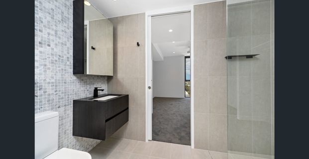 Enjoy vibrant lifestyle of Bondi Junction and great convenience with everything you need at your doorstep. - Photo 1