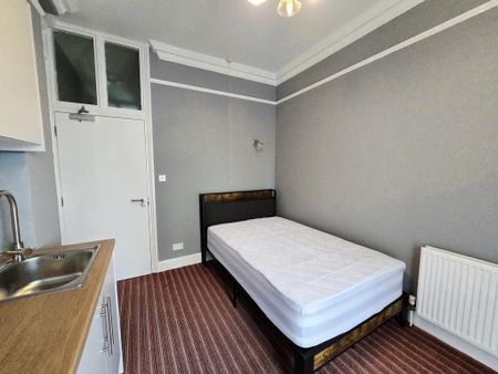 1 bedroom in a house share to rent - Photo 3