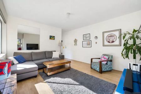 Inviting apartment in prime village pocket - Photo 5