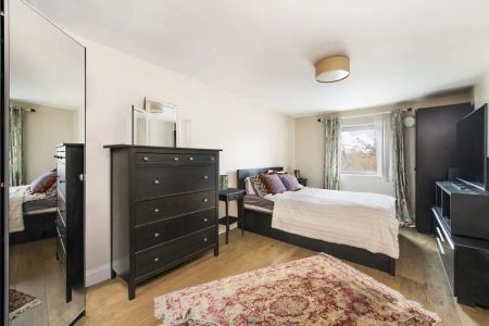 2 bedroom flat in Brentford - Photo 2