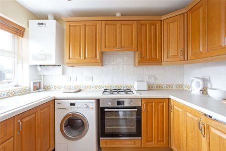 Bright, spacious, top floor apartment with allocated parking in the heart of Knutsford - Photo 3