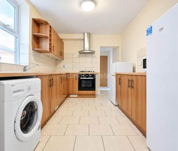 4 bedroom terraced house to rent - Photo 4