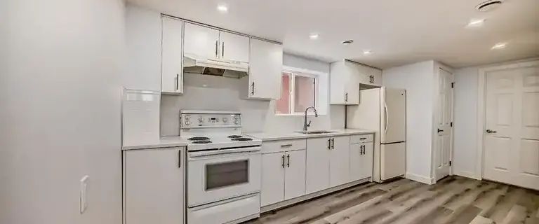 Spacious and Renovated 2+Den Cozy ON GRADE Unit in Winston Heights! | 506 34 Avenue Northeast, Calgary - Photo 1