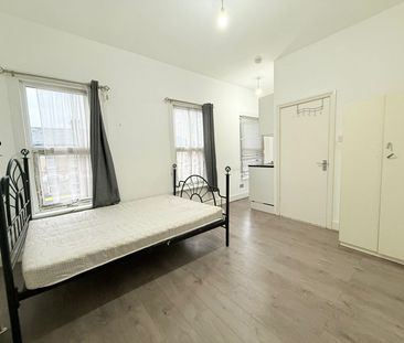 Self contained studio flat close to ilford station- £1000 pcm - Photo 5