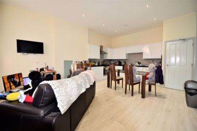 1 bedroom Flat in Aire Street, Leeds - Photo 5